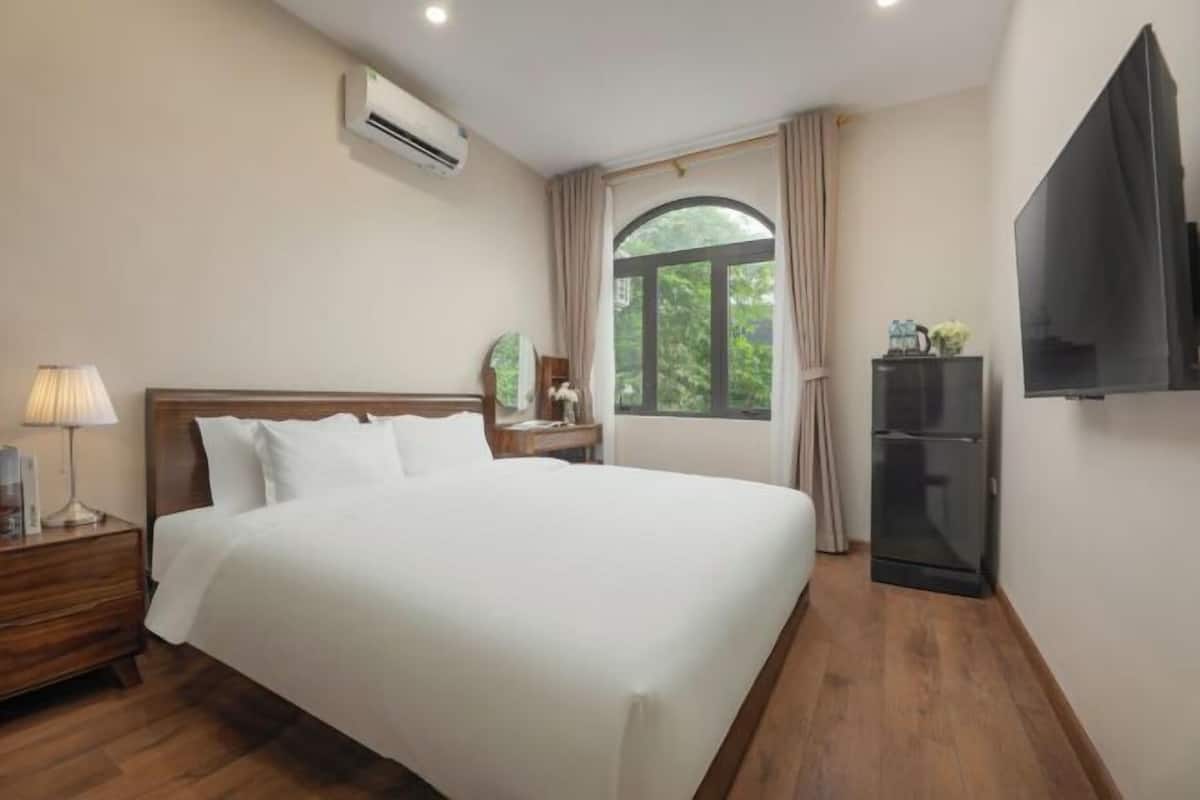 Laptop workspace, free WiFi, bed sheets