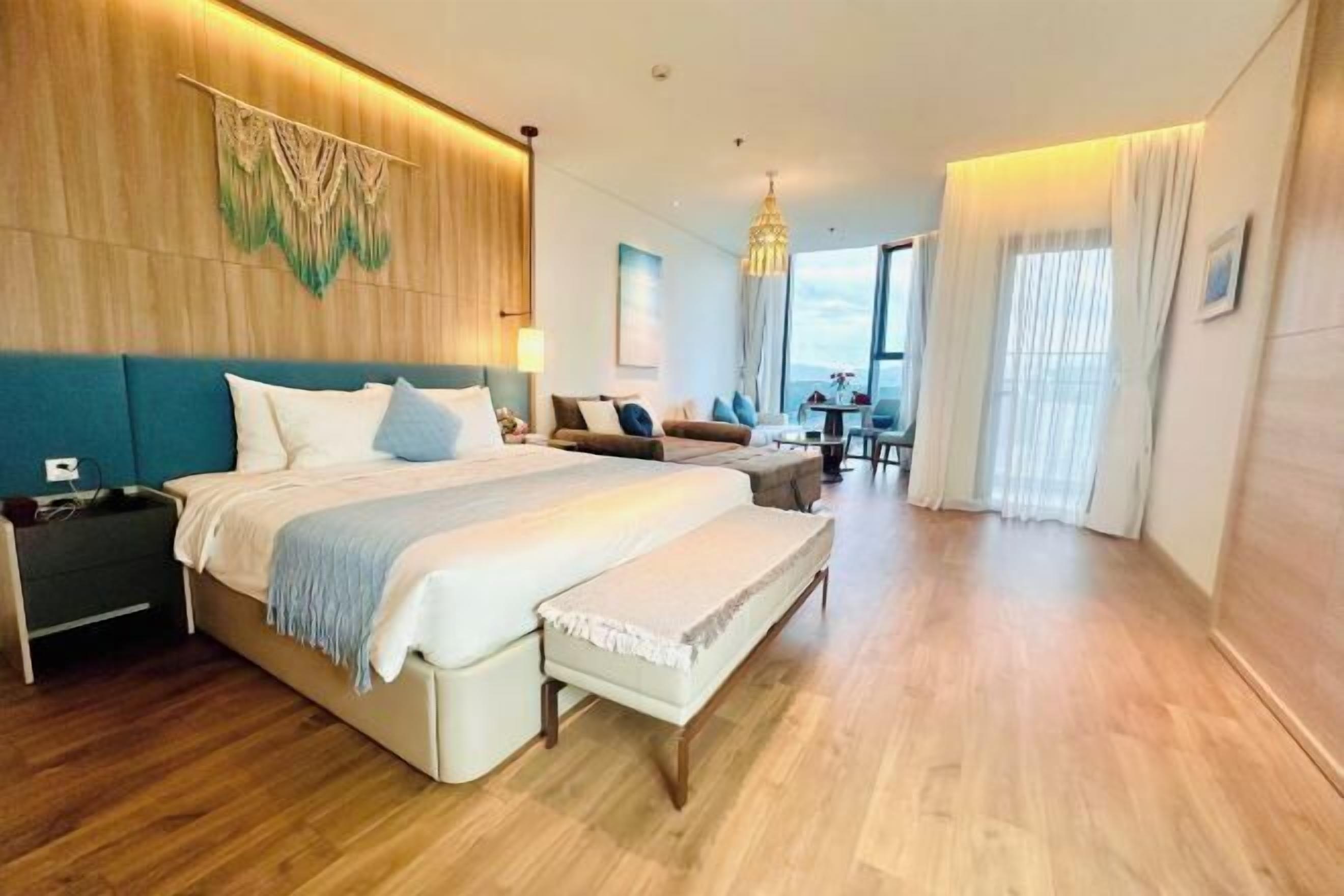 Laptop workspace, free WiFi, bed sheets