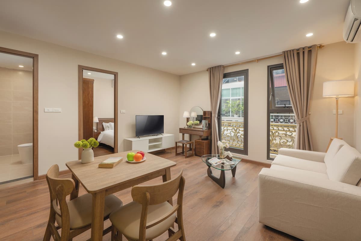 Junior Double Room, City View | Living area
