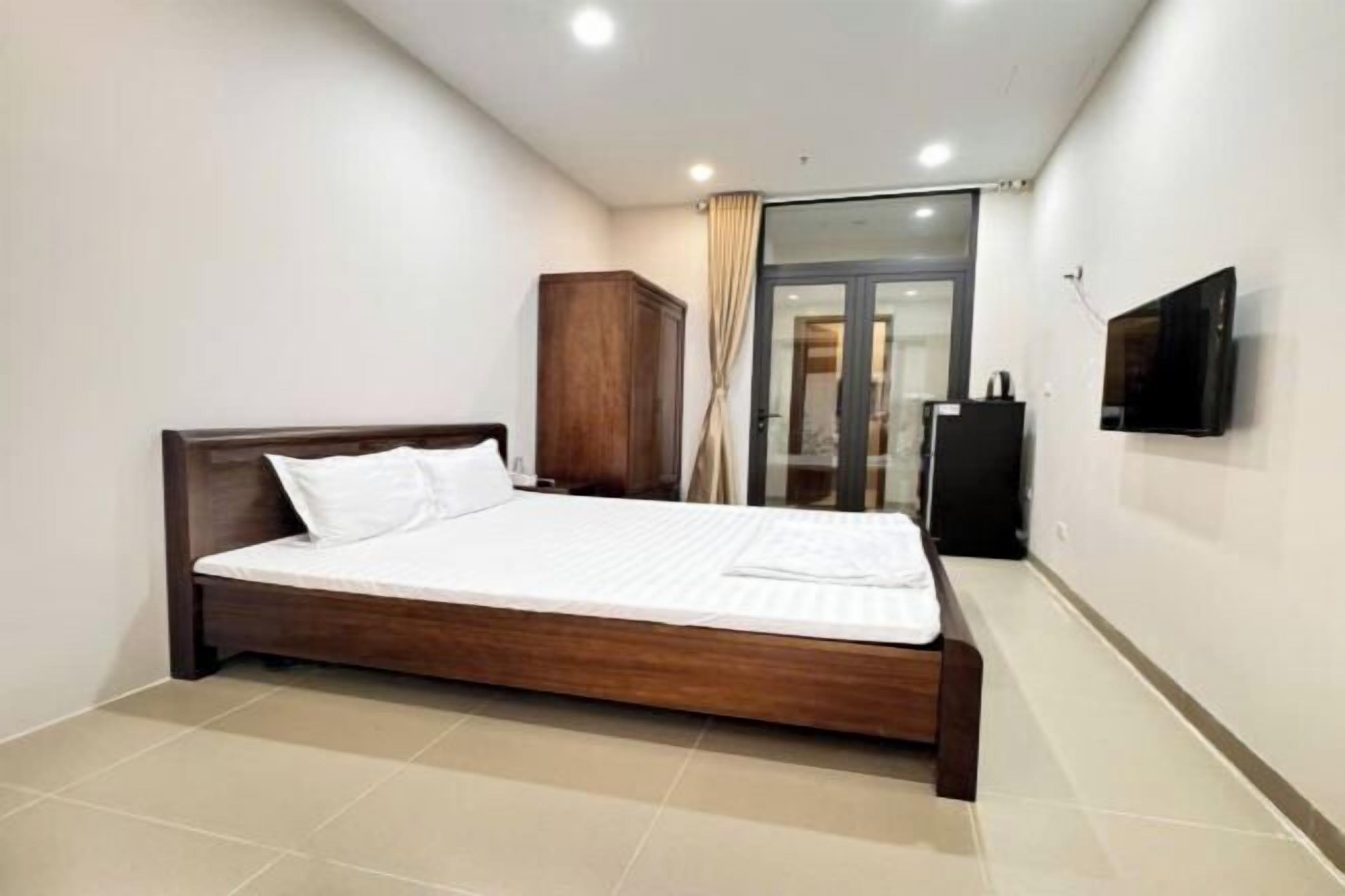 Laptop workspace, free WiFi, bed sheets