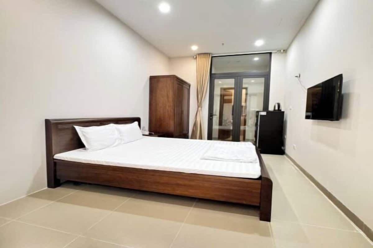 Laptop workspace, free WiFi, bed sheets