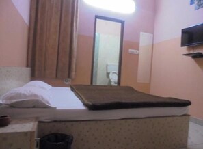 Deluxe Double Room, City View | Desk, bed sheets