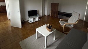 A modern living room with a sofa, a coffee table, a TV, and a chair. - Casa Maia, (Arcozelo)