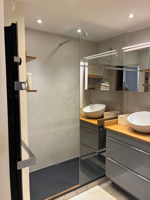 Dusche, Haartrockner, Handtücher, Toilettenpapier