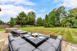 House | Exterior - Pet-friendly Holiday Home With Scenic Views, No Deposit (Tring)