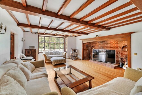 Pet-friendly Holiday Home With Scenic Views, No Deposit