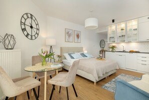 1 habitación, muebles diferentes y tabla de planchar con plancha 