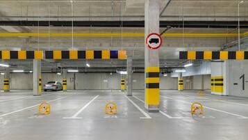 Un aparcamiento de varios niveles con marcas de carril claras y topes.
