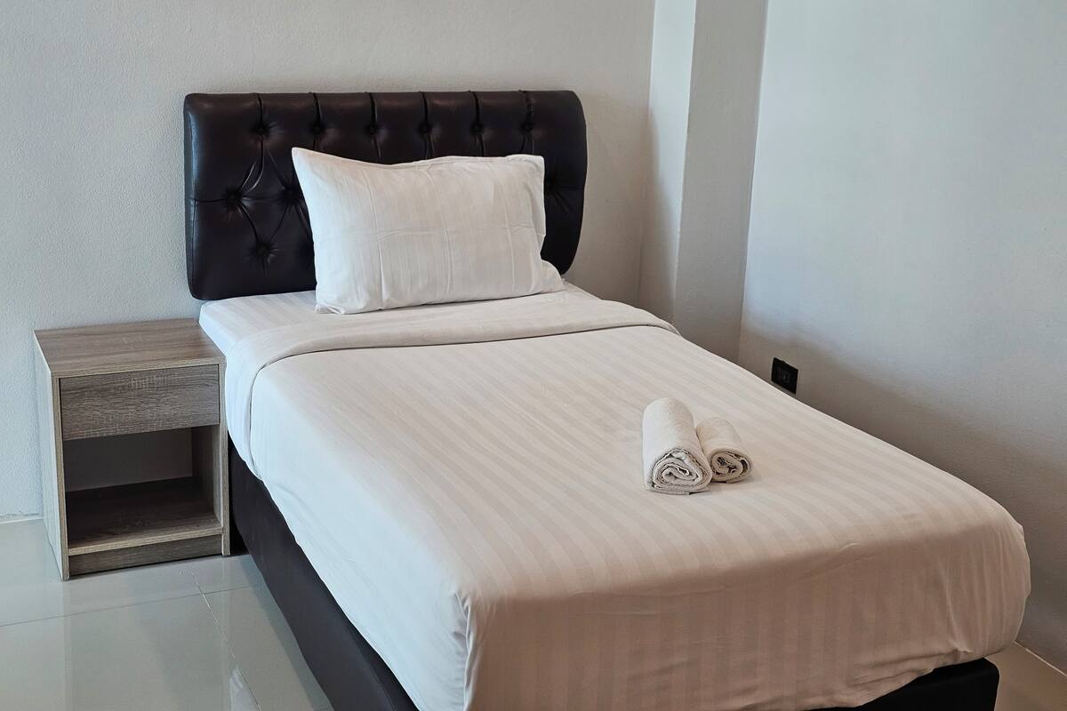 Single Room | Meja, ruang kerja komputer riba, Wi-fi percuma