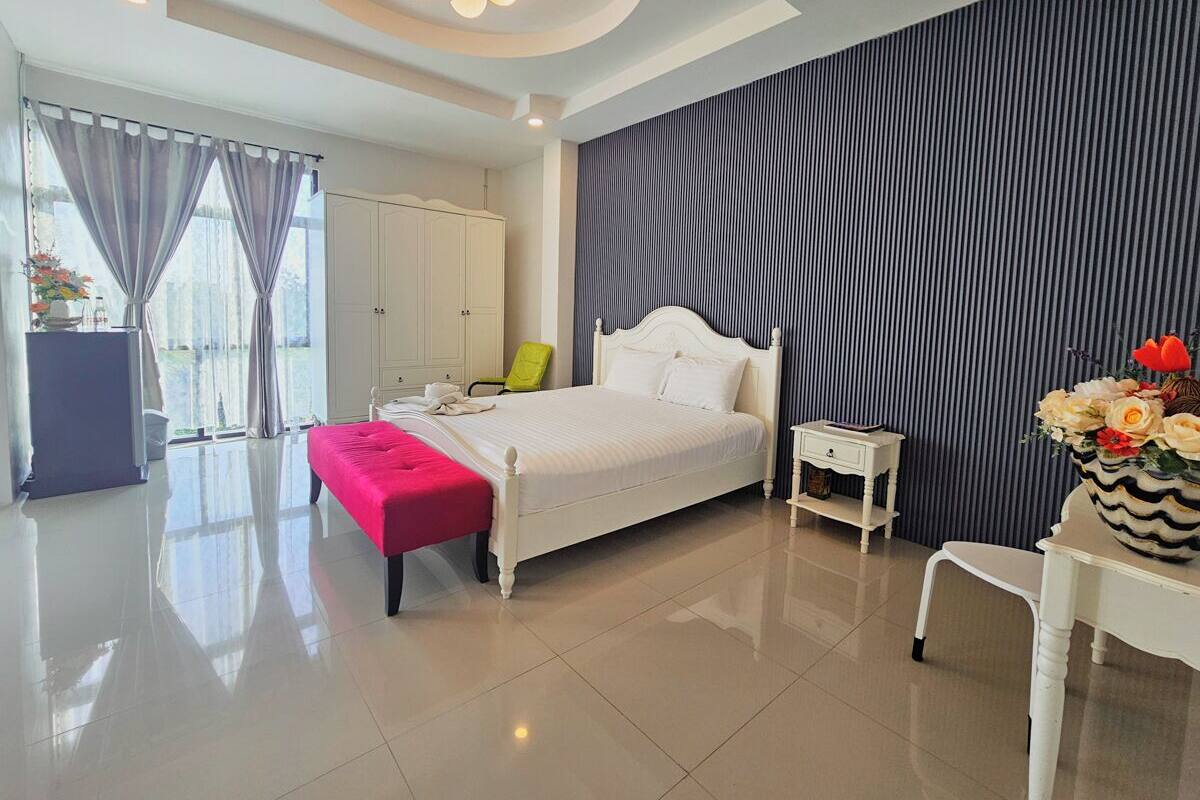 Skrivbord, arbetsyta för laptop och gratis wi-fi