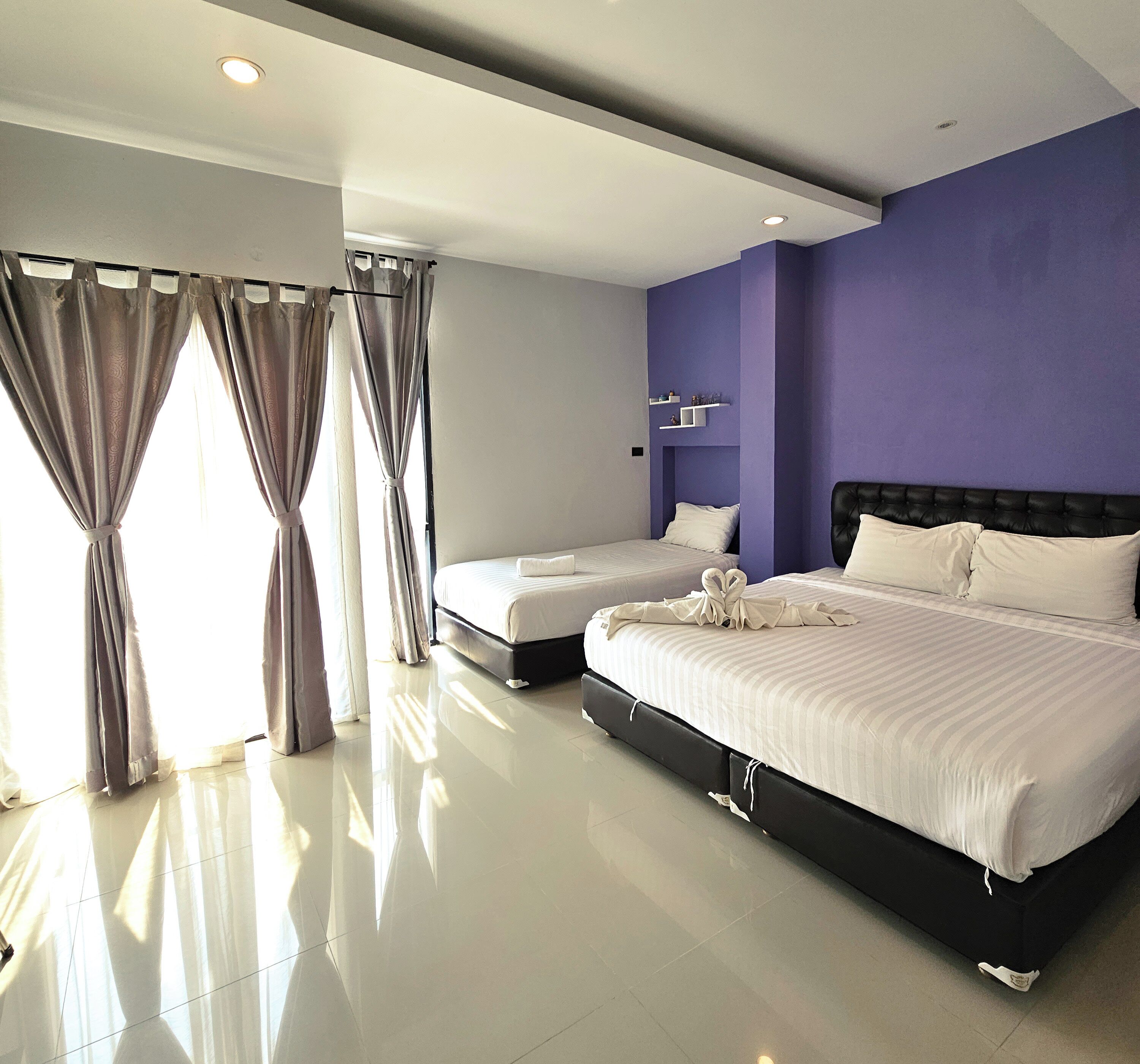 Trippelrum för familj | Skrivbord, arbetsyta för laptop och gratis wi-fi