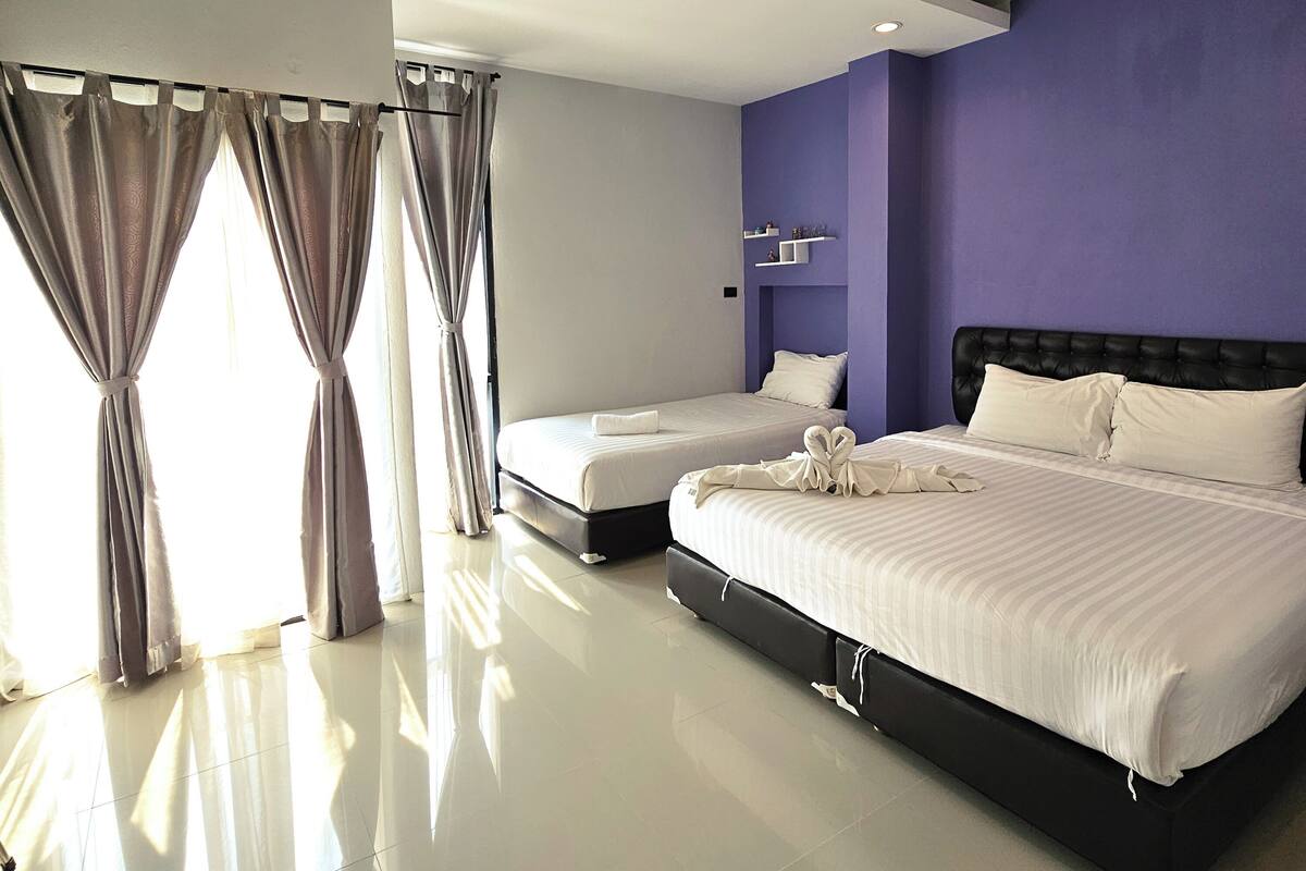 Family Triple Room | Meja, ruang kerja komputer riba, Wi-fi percuma