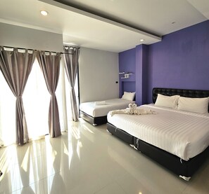 Family Triple Room | Desk, laptop workspace, free WiFi
