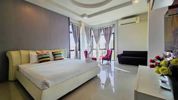 Escritorio, espacio para trabajar con laptop y wifi gratis