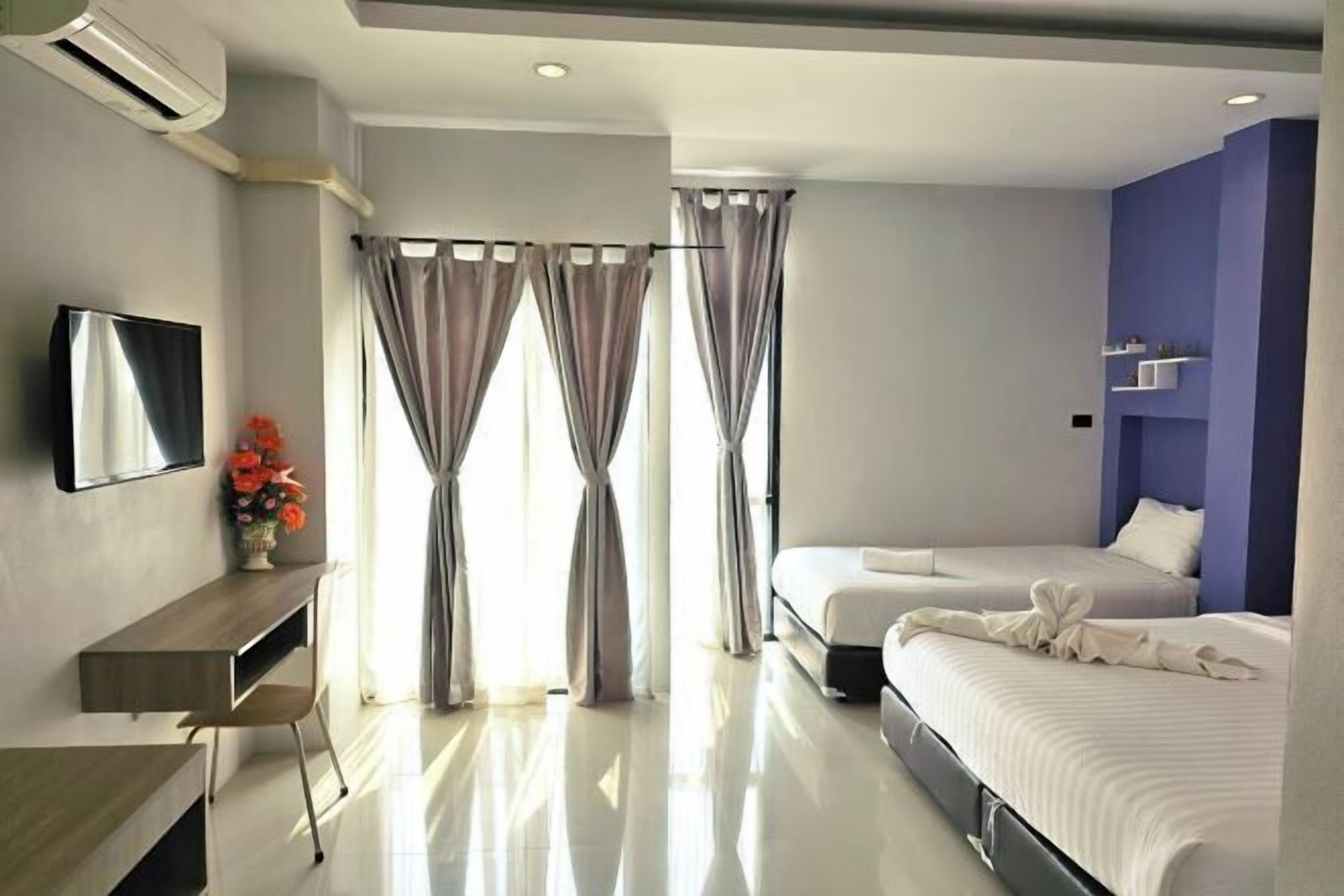 Bureau, espace de travail pour ordinateur portable, Wi-Fi gratuit