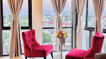 Escritorio, espacio para trabajar con laptop y wifi gratis