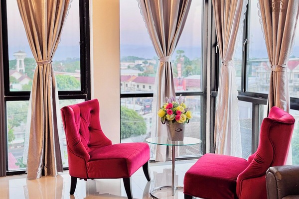 Suite | Desk, laptop workspace, free WiFi