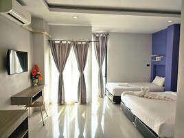 Family Triple Room | Desk, laptop workspace, free WiFi