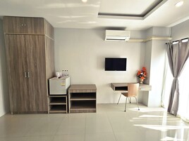 Family Triple Room | Desk, laptop workspace, free WiFi