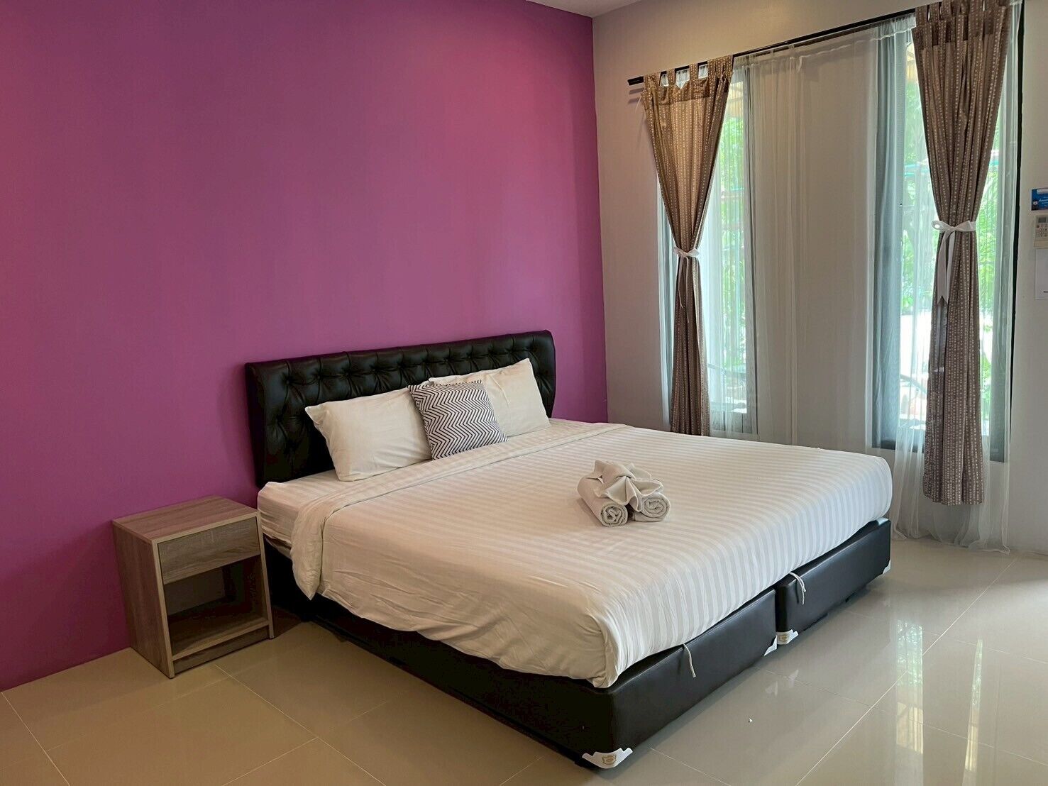 Skrivbord, arbetsyta för laptop och gratis wi-fi