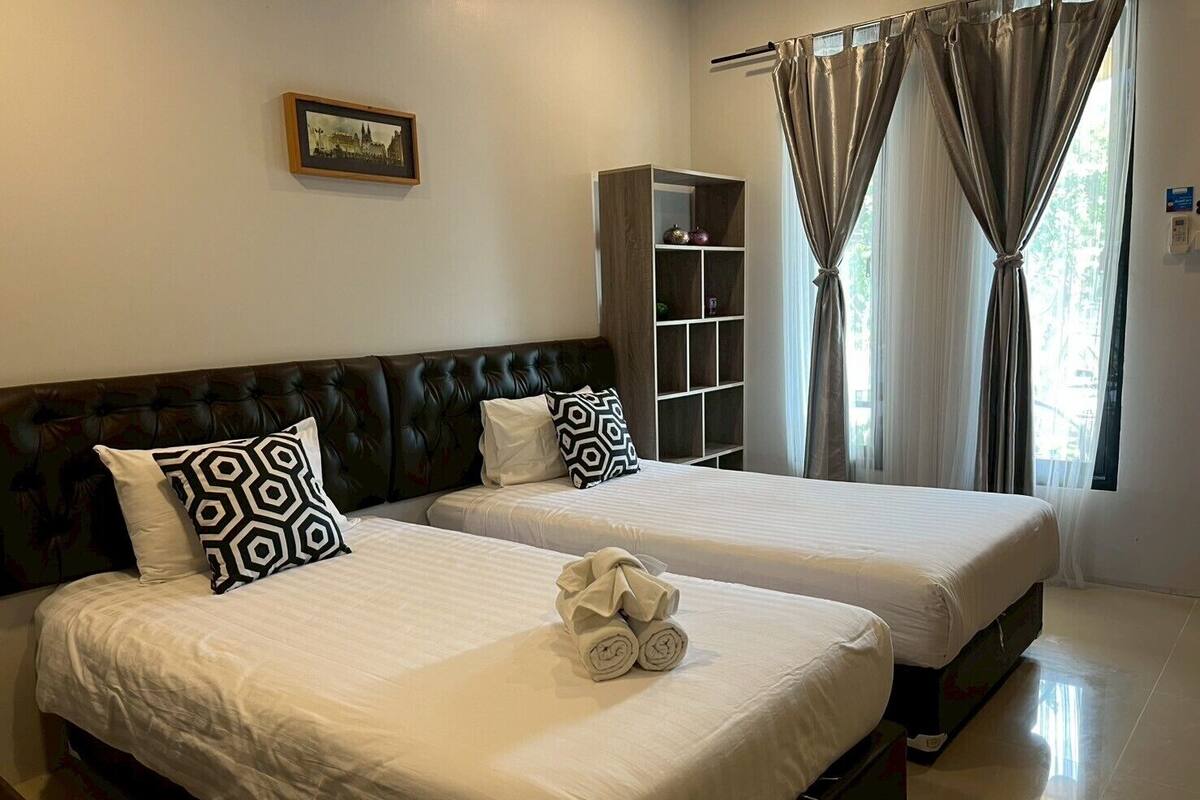 Superior Twin Room | Meja, ruang kerja komputer riba, Wi-fi percuma