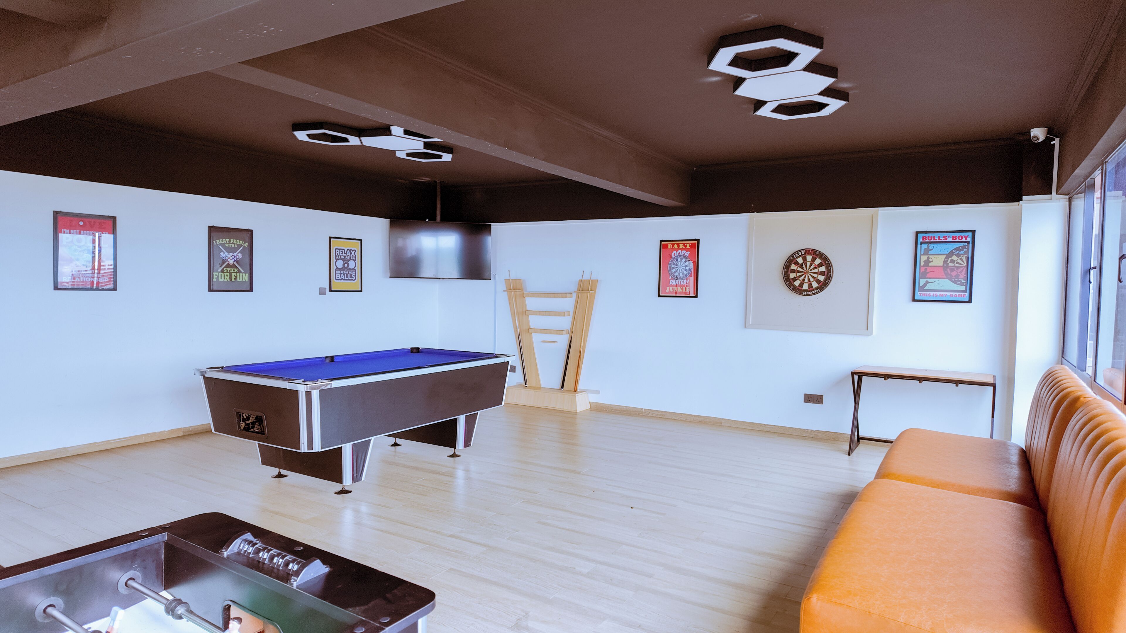 Une pièce équipée d’une table de billard, d’un jeu de fléchettes et d’une table de snooker.