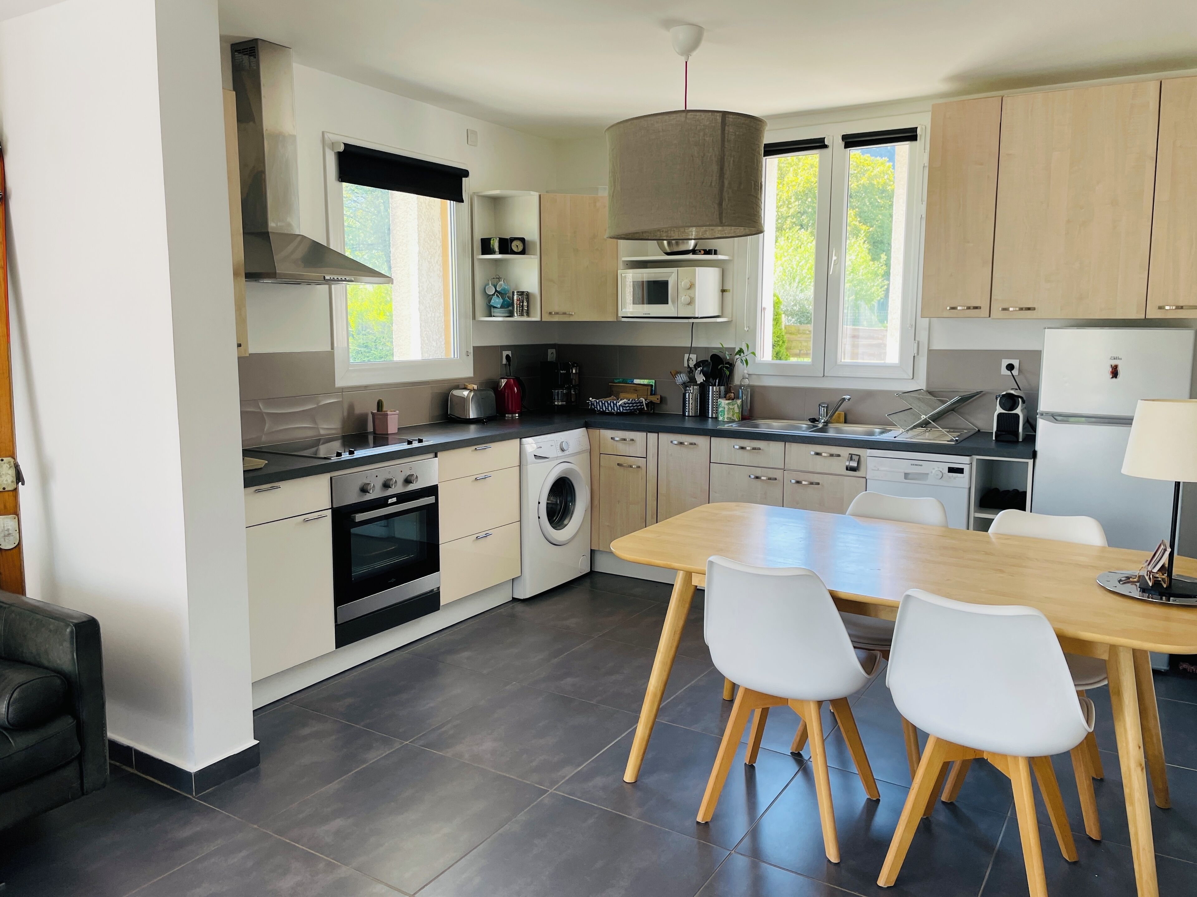 Kylskåp, mikrovågsugn, ugn och spishäll