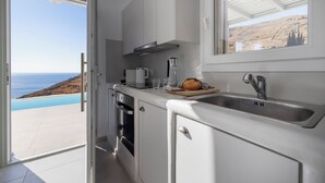 Una cucina moderna con vista sul mare, dotata di forno integrato e lavello.