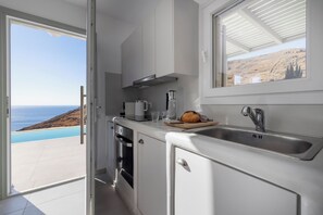 Réfrigérateur, four, plaque de cuisson, cafetière/bouilloire