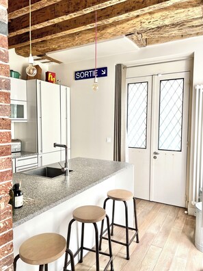 Kylskåp, mikrovågsugn, ugn och spishäll