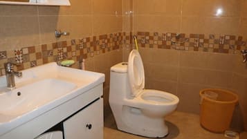 Deluxe Double Room, Mountain View | Bathroom