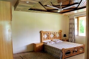Quarto casal luxo, vista para a montanha | Quartos à prova de som, ferros/tábuas de passar roupa, Wi-Fi de cortesia