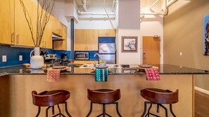 雪櫃、微波爐、焗爐、爐具