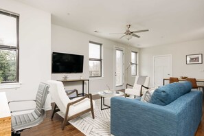 Una televisión, una oficina