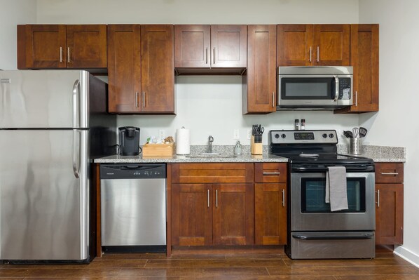 Frigorífico, microondas, horno y placa de cocina