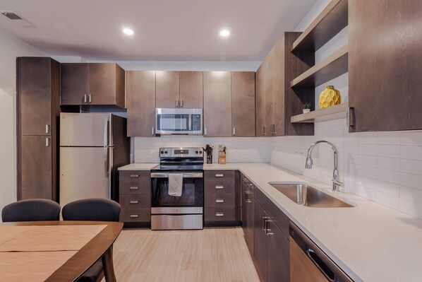 Frigorifero, microonde, forno, piano cottura