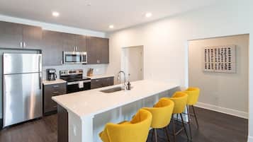 Kjøleskap, mikrobølgeovn, ovn og kokeplater