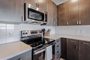 Frigorifero, microonde, forno, piano cottura