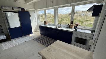 Réfrigérateur, four, batterie de cuisine, vaisselle et ustensiles