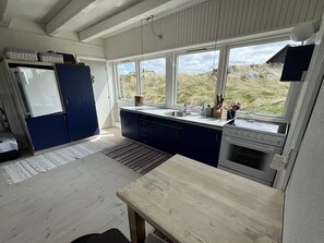 Frigorífic, forn i utensilis de cuina, vaixella i coberteria 