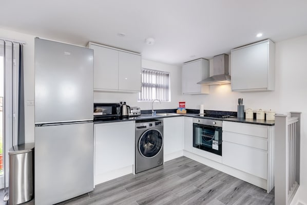 Kühlschrank, Mikrowelle, Ofen, Herdplatte