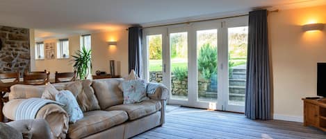 คอทเทจ | ห้องนั่งเล่น | เตาผิง