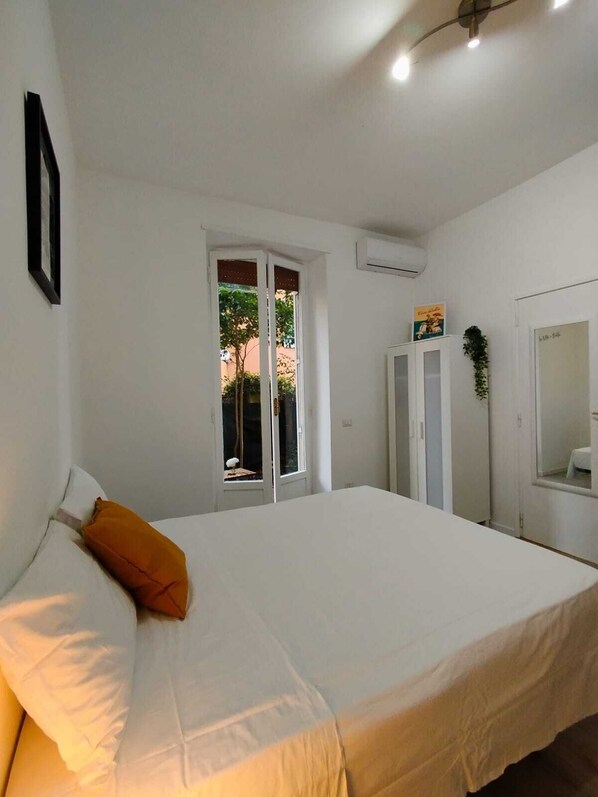 1 bedroom, travel cot, WiFi, bed sheets