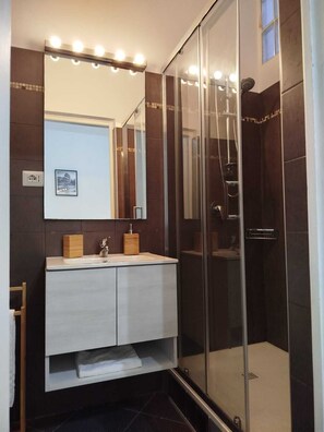 Shower, hair dryer, bidet, towels - Cozy Home Apartment Accommodation within walking distance of the center of Rome. (Roma)