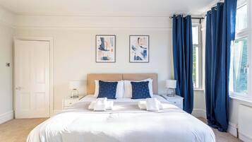 5 bedrooms, desk, iron/ironing board, WiFi