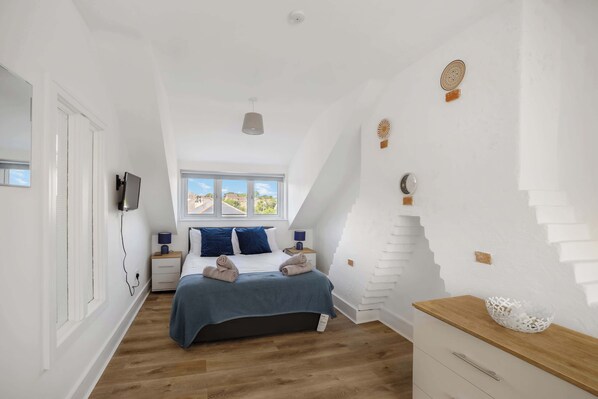 2 bedrooms, desk, iron/ironing board, WiFi