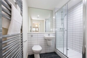 Douche, sèche-cheveux, serviettes fournies