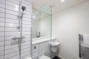 Een douche, een haardroger, handdoeken