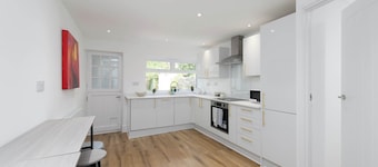 Bright & Spacious 3 Bed Home Minutes frm Bike Park