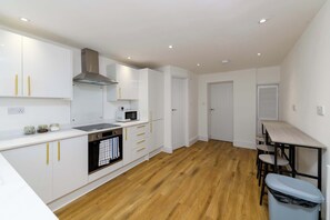 Kylskåp, mikrovågsugn, ugn och spishäll